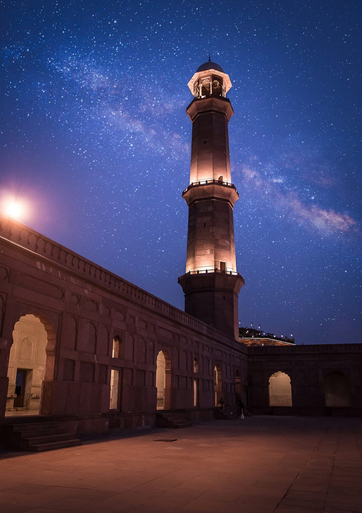 Minaret of the Badshahi Mosque in Lahore under a starry sky
