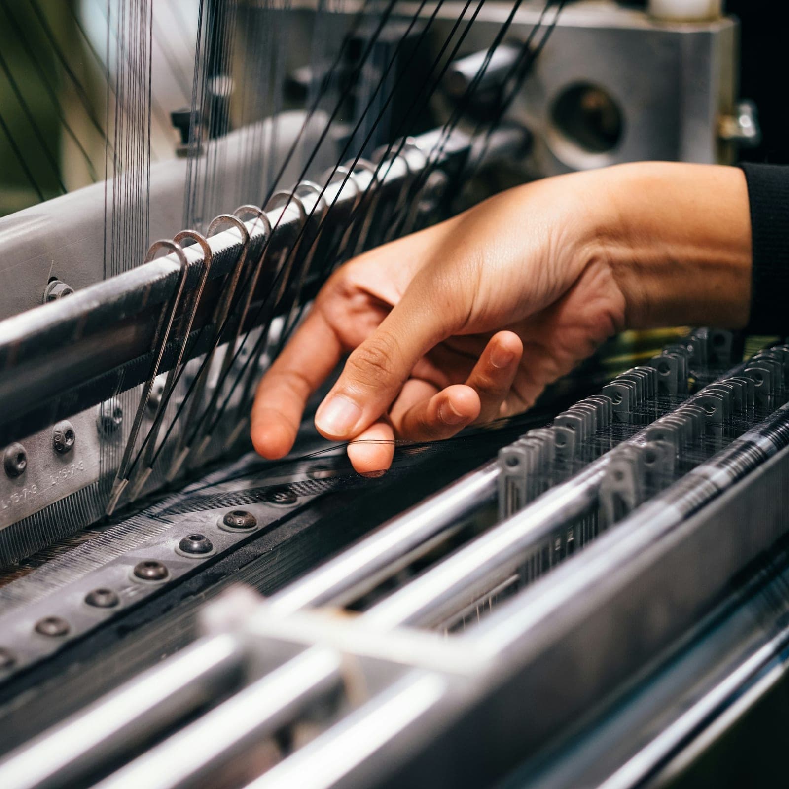 Hand setting threads on a textile machine